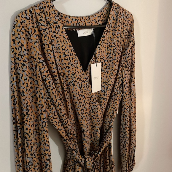 Wrap style dress with tie waist - Picture 2 of 3